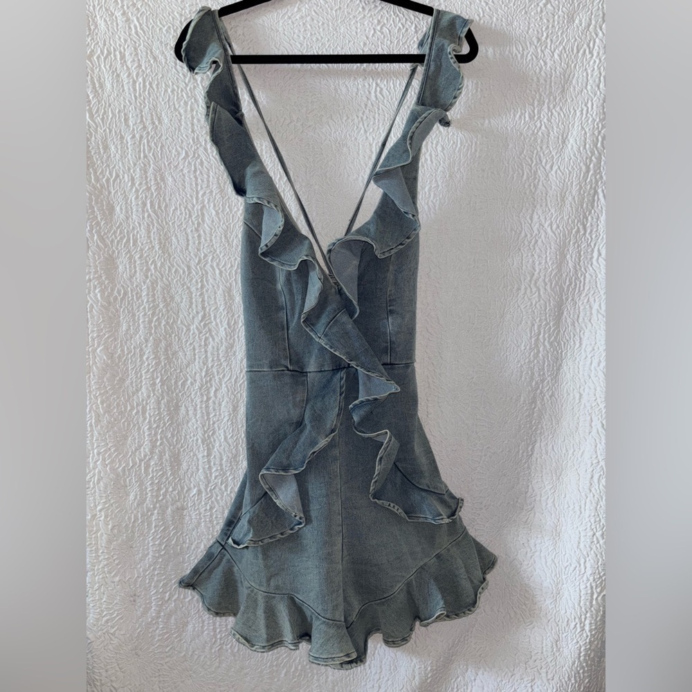Rosevelvet Sleeveless Crossback V-Neck Ruffle Romper